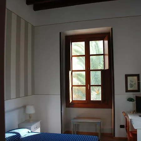 Julia's Friends Bed & Breakfast